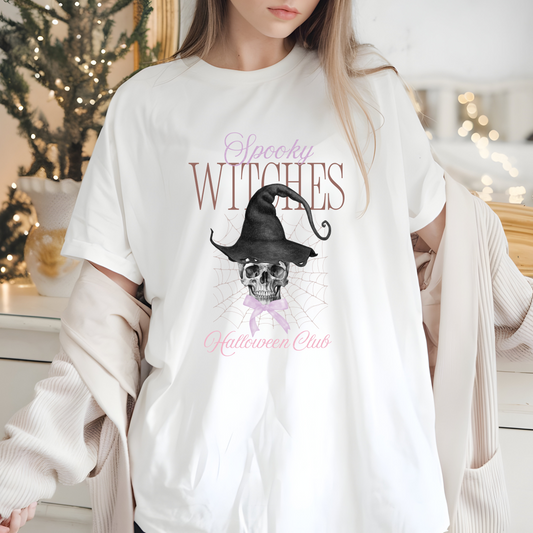 Camiseta de manga corta blanco y negro "Spooky Chitches Halloween Club – Coquette Edition"