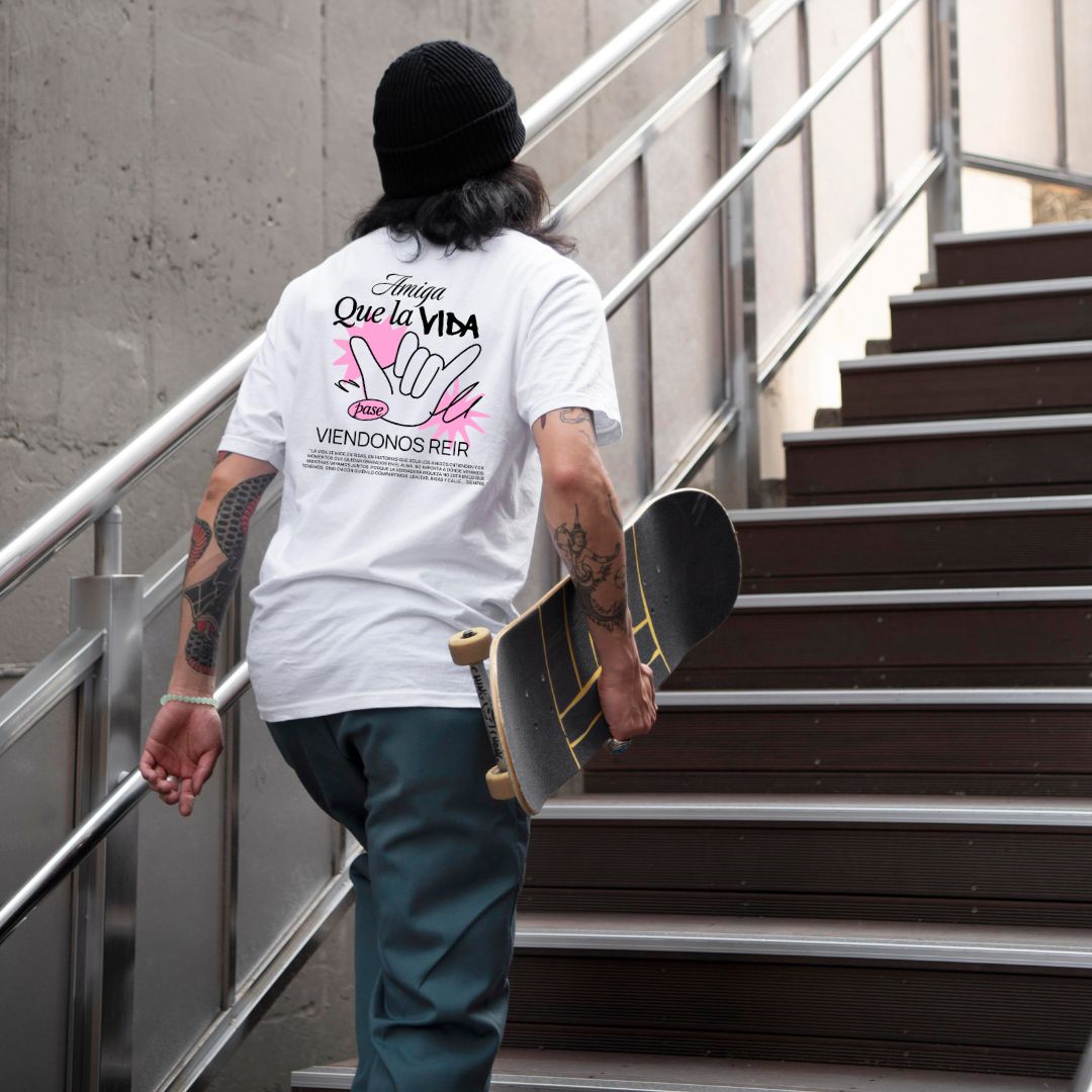 Camiseta blanca oversized "Amiga, Que la Vida Pase Viéndonos Reír"