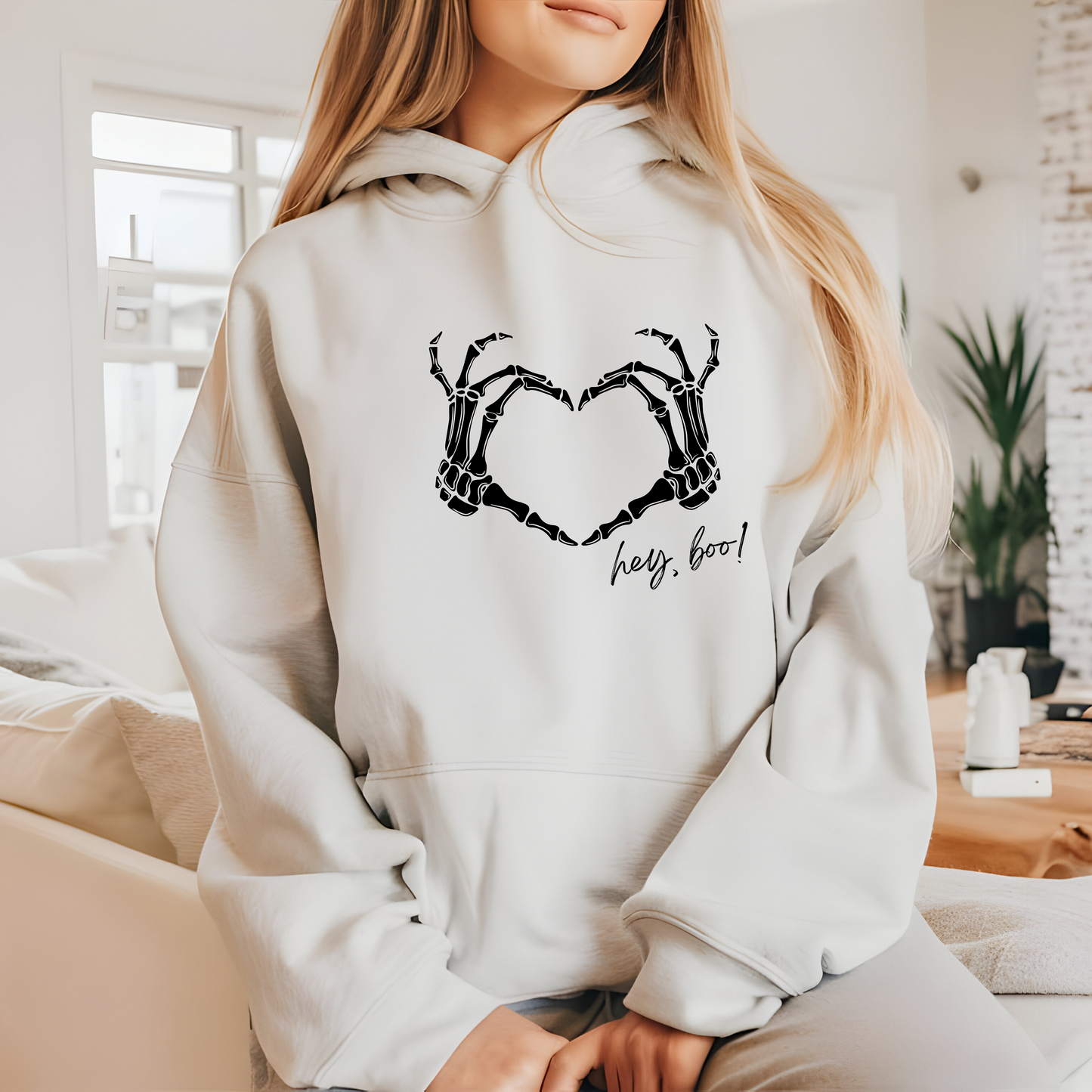 Sudadera con capucha blanca unisex "Hey Boo – Corazón de Huesitos" (Edición Halloween)