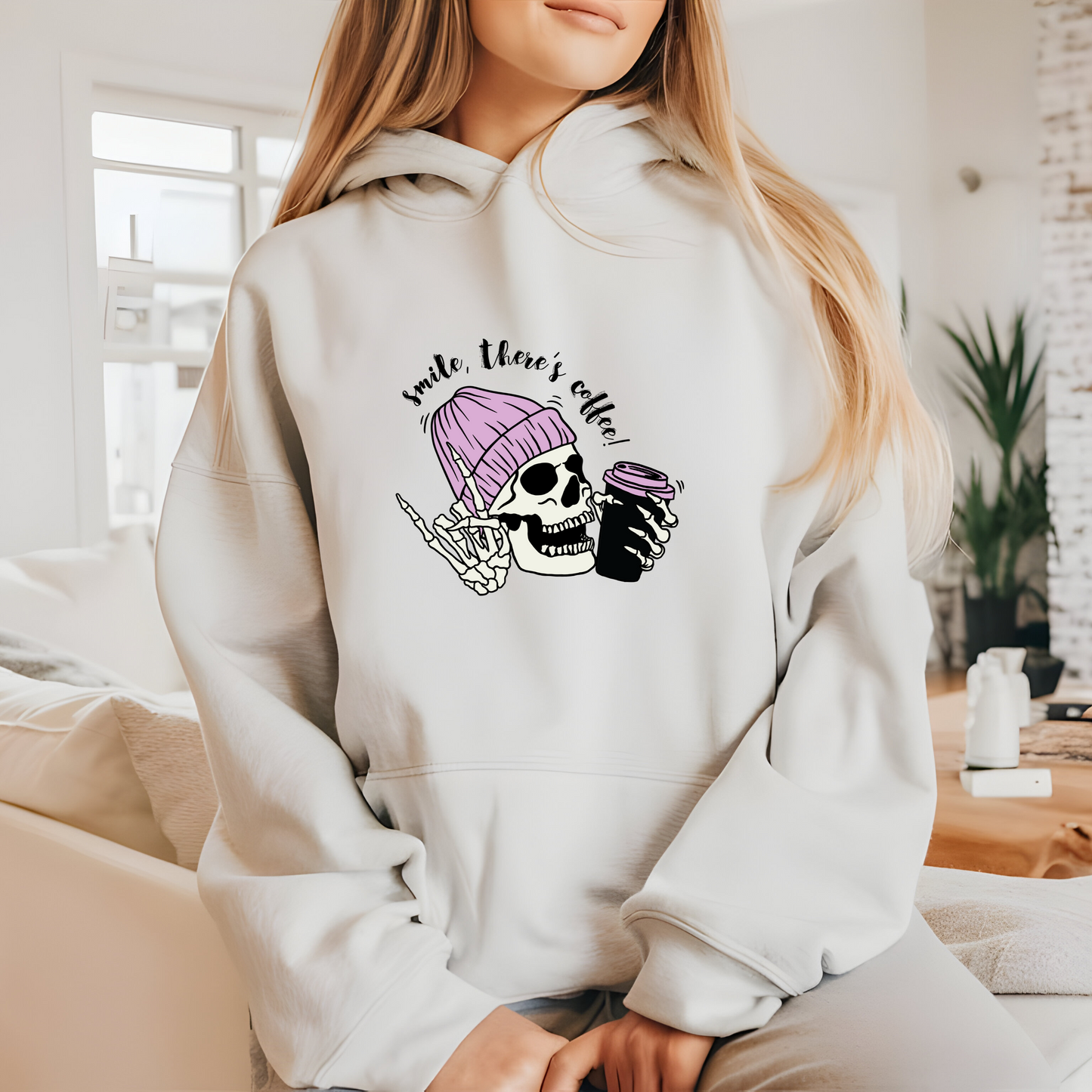 Sudadera con capucha blanca unisex "Smile, There's Coffee! – Skeleton Love Coffee"