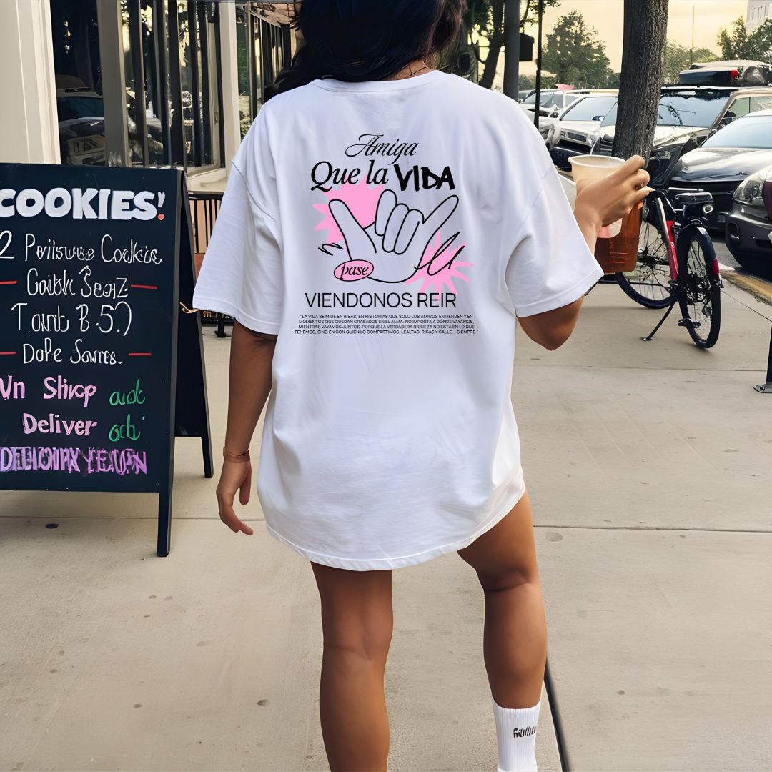 Camiseta blanca oversized "Amiga, Que la Vida Pase Viéndonos Reír"