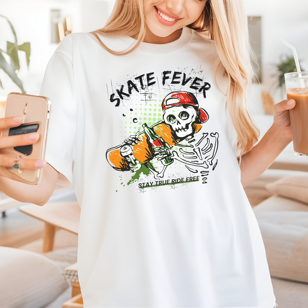 Camiseta manga corta blanca "Skate Fever – Stay True, Ride Free"