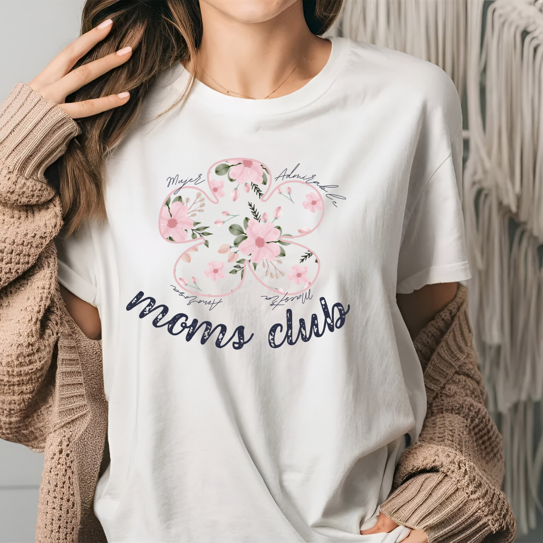 Camiseta Blanca Oversized “Moms Club” – Edición Especial Día de la Madre