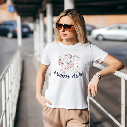 Camiseta Blanca Oversized “Moms Club” – Edición Especial Día de la Madre