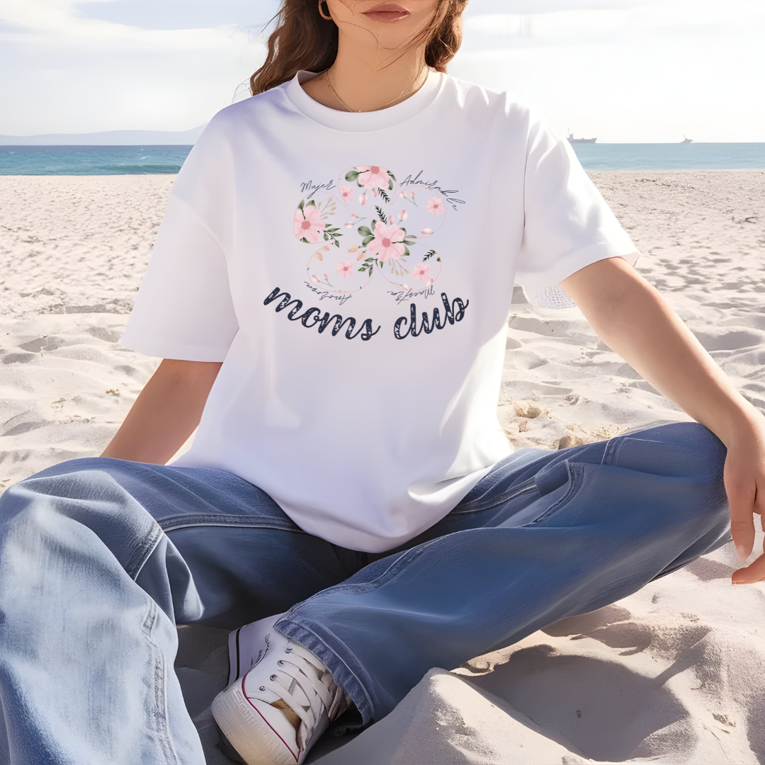Camiseta Blanca Oversized “Moms Club” – Edición Especial Día de la Madre