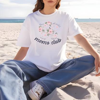 Camiseta Blanca Oversized “Moms Club” – Edición Especial Día de la Madre
