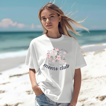 Camiseta Blanca Oversized “Moms Club” – Edición Especial Día de la Madre